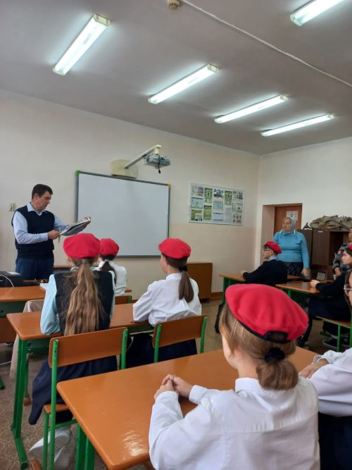 В рамках марафона «Все свои» в Верхнелащинской школе Буинского района активисты Движения Первых провели «Урок патриотизма»