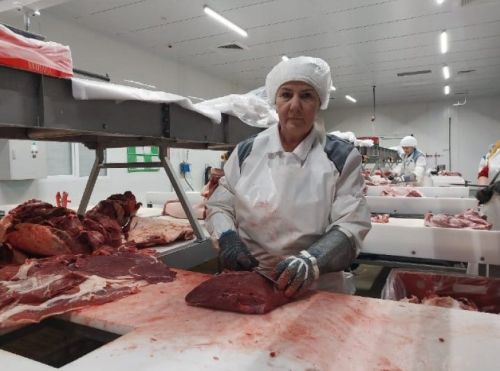 Работница мясного дома «Карлинский» обрабатывает до 2 тонн мяса в день