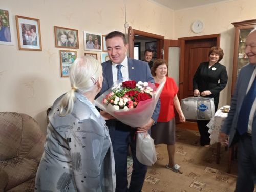 Глава Буинского района поздравил свою первую учительницу с Днем учителя (фото)
