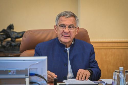 Минниханов поздравил татарстанцев с Днем государственного флага РТ