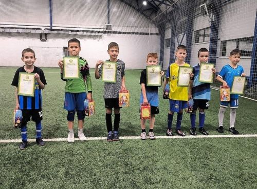 В футбольном манеже «Максат» состоялся предновогодний турнир на «Призы Деда Мороза»