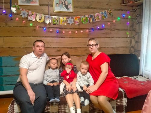 «Дед Мороз, подари мне вафельницу!» Сегодня глава района Ранис Камартдинов вручил подарок Мирославе Фадеевой, жительнице Буинского района (фото)