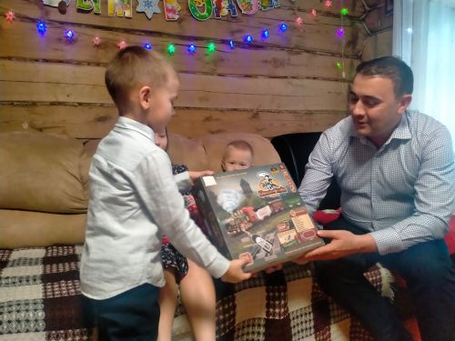 «Дед Мороз, подари мне вафельницу!» Сегодня глава района Ранис Камартдинов вручил подарок Мирославе Фадеевой, жительнице Буинского района (фото)
