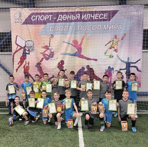 В футбольном манеже «Максат» состоялся предновогодний турнир на «Призы Деда Мороза»