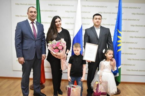 Семье Гиматдиновых вручили свидетельство на получение социальной выплаты на приобретение жилья
