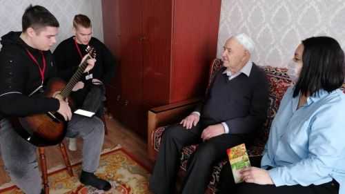 Волонтеры поздравили ветеранов и пожилых с Днем защитника Отечества