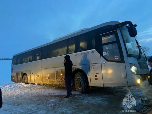 В Буинском районе в снегу застрял автобус с детской хоккейной командой