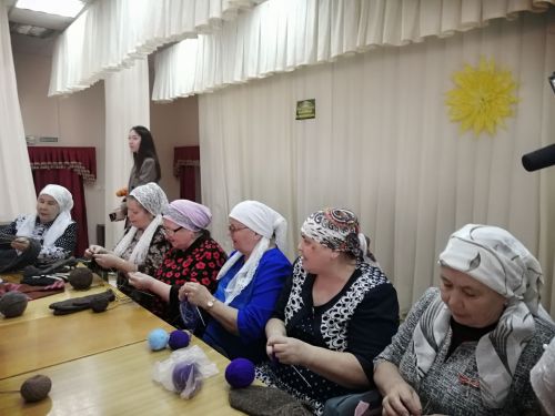 Удобные для нажатия на курок. В Буинском районе для участников СВО вяжут специальные варежки (фото, видео)