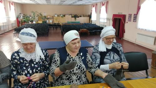 Удобные для нажатия на курок. В Буинском районе для участников СВО вяжут специальные варежки (фото, видео)