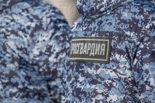 В Буинске вор проник в магазин, выбив ногой пластиковую входную дверь