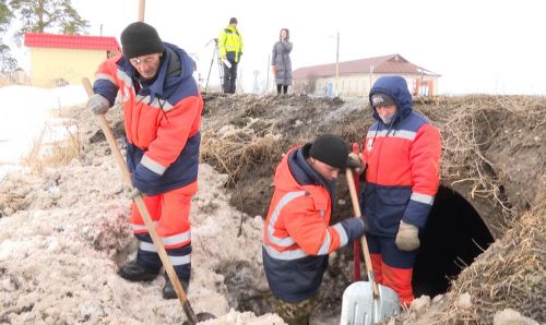 Противопаводковые мероприятия начались. Бригады дорожников ООО «Волгадорстрой» чистят водосточные трубы в Буинском районе