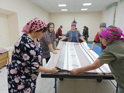 Женщины Буинского района шьют комплекты постельного белья для детского дома города Перевальск (+фото)
