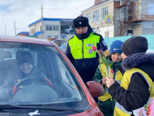 В Буинске инспекторы ГИБДД подарили цветы автоледи (+фото)