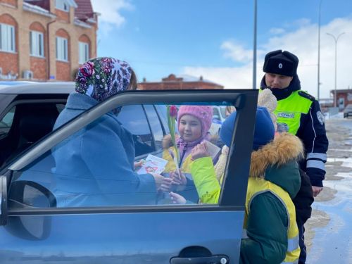 В Буинске инспекторы ГИБДД подарили цветы автоледи (+фото)