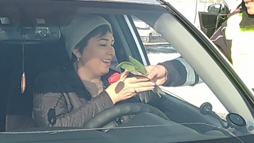 Начальник отделения ГИБДД Буинска поздравил автоледи (ФОТО, ВИДЕО)