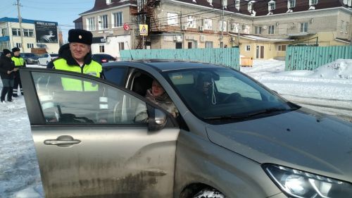Начальник отделения ГИБДД Буинска поздравил автоледи (ФОТО, ВИДЕО)