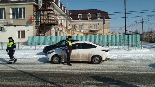 Начальник отделения ГИБДД Буинска поздравил автоледи (ФОТО, ВИДЕО)