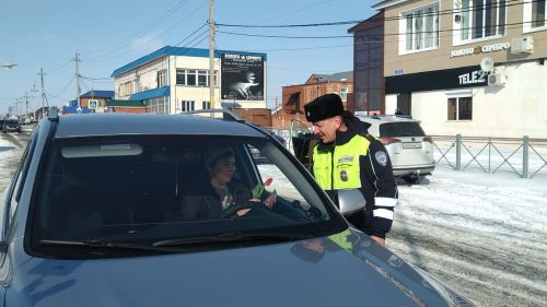 Начальник отделения ГИБДД Буинска поздравил автоледи (ФОТО, ВИДЕО)