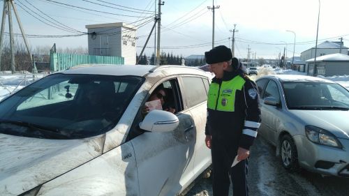 Начальник отделения ГИБДД Буинска поздравил автоледи (ФОТО, ВИДЕО)