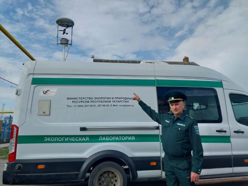 Сегодня по жалобе жителей о неприятном запахе в Буинске приехала экологическая передвижная лаборатория из Казани (+фото)
