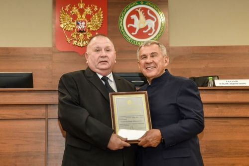 Рустам Минниханов поздравил судью мирового суда Буинска Рената Тухватуллина