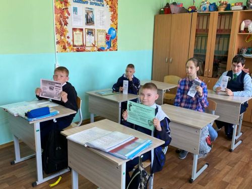 Психолог центра  соцобслуживания «Гармония»  в Буинском районе  провела  с несовершеннолетними  занятие  на тему: «День рождения интернета»