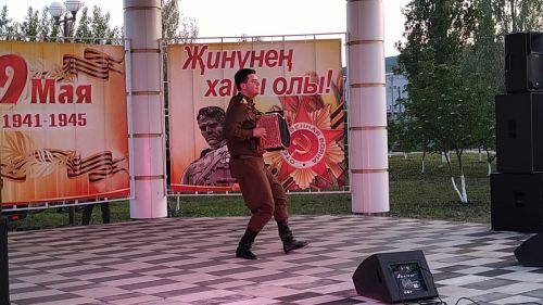 В Центральном парке  Буинска идет праздничный концерт