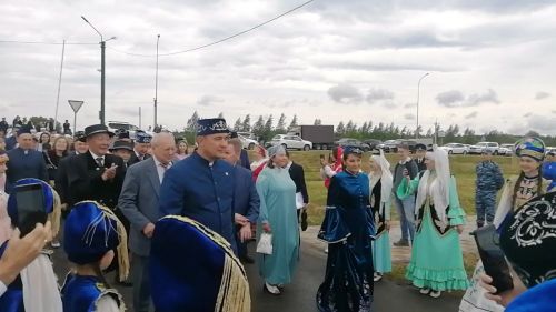 На Буинский Сабантуй приехали заместитель Премьер-министра РТ Лейла Фазлеева и министр сельского хозяйства и продовольствия Марат Зяббаров.