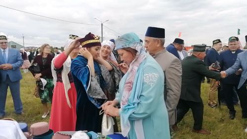 На Буинском Сабантуе Лейле Фазлеевой подарили татарский калфак. Марат Зяббаров установил полумесяц на минарет на макете мечети (фото)