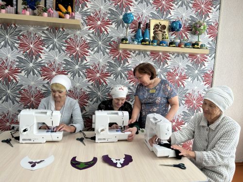 Буаның картлар һәм инвалидлар өчен интернат-йортта  әбиләргә өр-яңа тегү машиналары көйләп биргәннәр