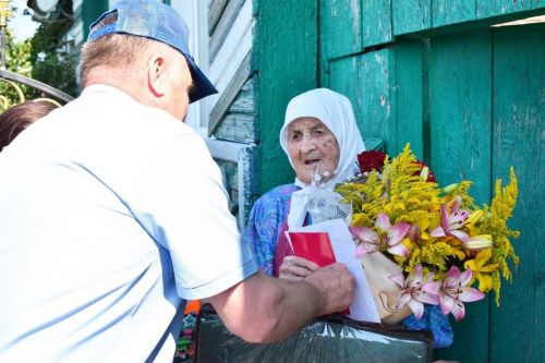 105-летняя юбилярша из Буинского района Елизавета Артемьева сама встретила гостей и спела песню