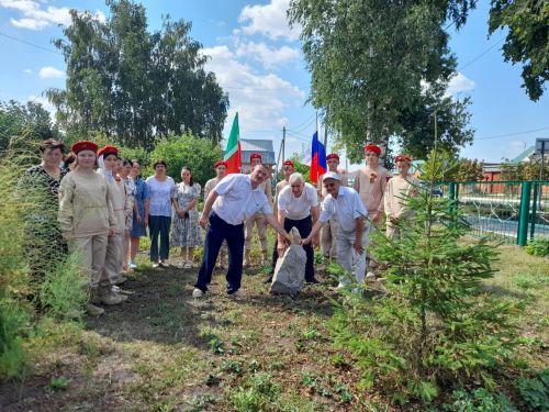 В Буинске гимназисты собрались возле памятника Муллануру Вахитову (фото)