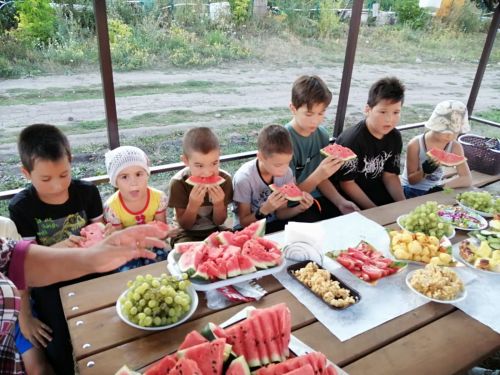 Сегодня председатель ТОС «Мелиоратор» Гиматдинова Масхуда провела праздник  «День веселого арбуза»