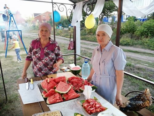 Сегодня председатель ТОС «Мелиоратор» Гиматдинова Масхуда провела праздник  «День веселого арбуза»