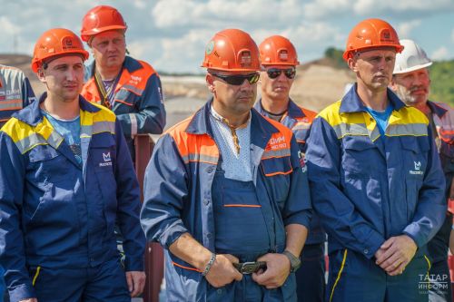 Минниханов и Хуснуллин приняли участие в стыковке моста через Волгу на М12