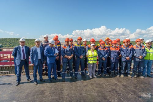 Минниханов и Хуснуллин приняли участие в стыковке моста через Волгу на М12