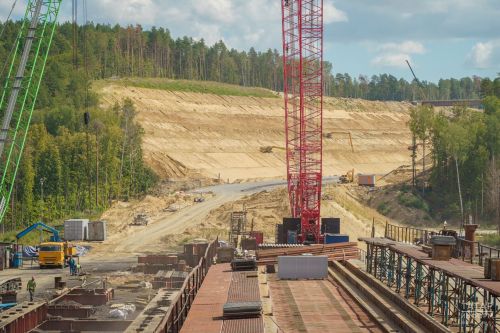 Минниханов и Хуснуллин приняли участие в стыковке моста через Волгу на М12
