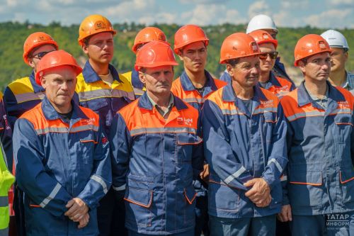 Минниханов и Хуснуллин приняли участие в стыковке моста через Волгу на М12