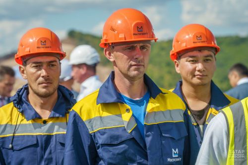 Минниханов и Хуснуллин приняли участие в стыковке моста через Волгу на М12