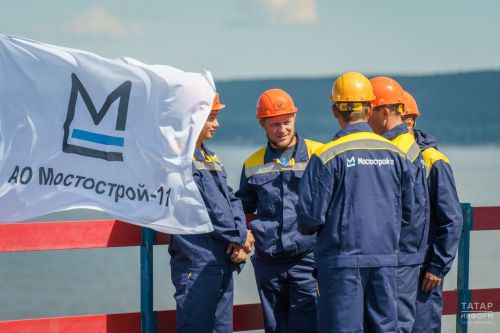 Минниханов и Хуснуллин приняли участие в стыковке моста через Волгу на М12