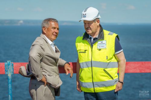 Минниханов и Хуснуллин приняли участие в стыковке моста через Волгу на М12
