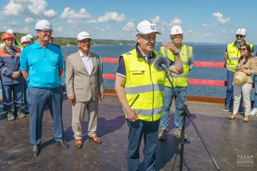 Минниханов и Хуснуллин приняли участие в стыковке моста через Волгу на М12