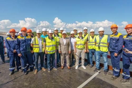 Минниханов и Хуснуллин приняли участие в стыковке моста через Волгу на М12
