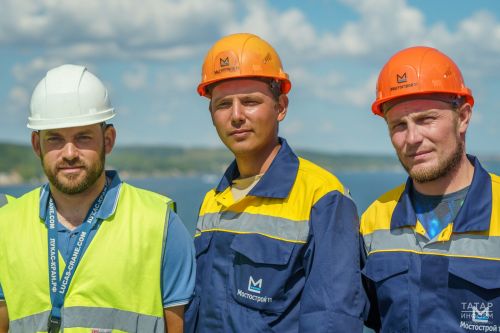 Минниханов и Хуснуллин приняли участие в стыковке моста через Волгу на М12