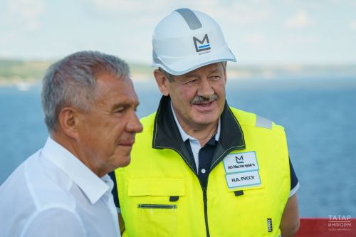 Минниханов и Хуснуллин приняли участие в стыковке моста через Волгу на М12