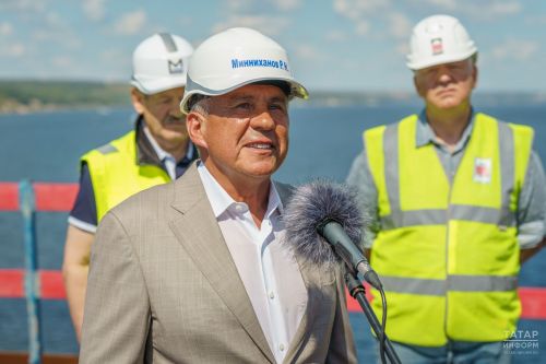 Минниханов и Хуснуллин приняли участие в стыковке моста через Волгу на М12