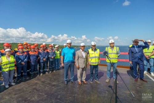 Минниханов и Хуснуллин приняли участие в стыковке моста через Волгу на М12