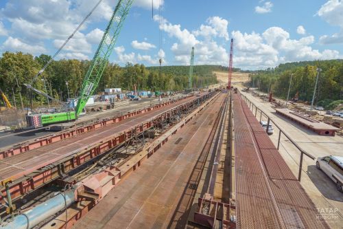 Минниханов и Хуснуллин приняли участие в стыковке моста через Волгу на М12