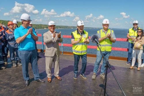Минниханов и Хуснуллин приняли участие в стыковке моста через Волгу на М12