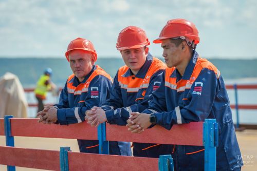 Минниханов и Хуснуллин приняли участие в стыковке моста через Волгу на М12